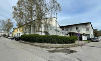 Zinshaus Renditeobjekt - 4840, Vöcklabruck - Zinshaus: Geschäfts-, Büro- und Wohnflächen plus Parkplatz, Lager mit Freifläche (Bauplatz)