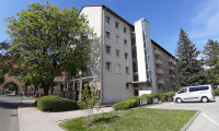 Wohnung - 4400, Steyr - Sanierte Familienwohnung vereint höchsten Wohnkomfort mit einer entspannten Grünlage und herrlichem Ausblick! Freuen Sie sich auf ein durchdachtes, flexibles Raumkonzept – perfekt für modernes Wohnen. Jetzt dank KI-Visualisierung realitätsnah erleben!