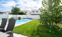 Haus - 4063, Rutzing - Traumhafte Doppelhaushälfte in Rutzing –  mit Pool, Kamin und großzügigem Garten!