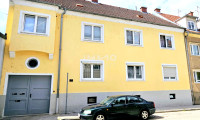 Haus - 2700, Wiener Neustadt - Juwel im Zentrum! Mehrparteienhaus mit Garten - zentral und ruhig - alle 3 WE befristet vermietet
