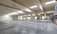 Halle / Lager / Produktion - 4063, Hörsching - Große Hallenfläche mit Büro