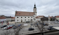 Wohnung - 2460, Bruck an der Leitha - 3-Zimmer-Dachgeschosswohnung mit Blick auf die Kirche – Top-Lage am Hauptplatz in Bruck an der Leitha