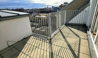 Wohnung - 1170, Wien - Fernblick auf der Terrasse - Weitblick beim Investment! Wohnen im Dachgeschoss mit WOW-Effekt! Traumhaft saniertes Altbauhaus + Hofseitige Terrasse + Tolle Infrastruktur und Anbindung + Lebensqualität pur!