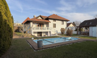 Haus - 2401, Fischamend - Stilvolles Einfamilienhaus mit Keller, Pool und traumhaftem Garten – Wohnen in ruhiger Lage nahe Wien