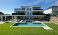 Haus - 2202, Königsbrunn im Weinviertel - Luxusvilla nahe Wien – 406 m² Wohnfläche | Share Deal möglich | Pool | Wellness | Aufzug | Weinbergblick