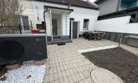 Haus - 2440, Moosbrunn - Modernisiertes 4-Zi-Reihenhaus in ruhiger Lage – 2440 Moosbrunn mit Fußbodenheizung, Luftwärmepumpe!