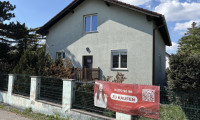 Haus - 2201, Gerasdorf bei Wien - Saniere das Haus und mach was daraus | Südwest-Terrasse | vollunterkellert | Garage | ausbaubarer Rohdachboden