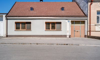 Haus - 2292, Engelhartstetten - Charmantes, renovierungsbedürftiges Zweifamilienhaus in Engelhartstetten mit großen Grund, Stadel und Nebengebäuden