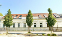Wohnung - 1220, Wien - Repräsentative Altbau-Residenz mit klassischer Fassade, privatem Eingang und ca. 180 m² Eigengarten nahe Alte Donau