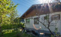Haus - 2103, Langenzersdorf - LANGENZERSDORF: Sanierungsbedürftiges Kleingartenhaus mit Pool auf herrlichem Eigengrund nahe Naturbadeteich Seeschlacht in Langenzersdorf – Ganzjähriges Wohnen & Grundstück mit Teilungsoption