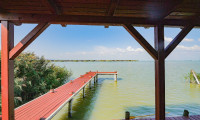 Haus - 7071, Rust - SONNENANBETER UND SEGLER AUFGEPASST - FLACHDACHHÜTTE MIT BOOTSGARAGE IN DER RUSTER BUCHT AUF PACHTGRUND ZU KAUFEN