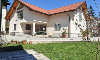 Haus - 9220, Velden am Wörther See - Neuwertiges, großzügiges Wohnhaus in Velden am Wörther See – Wfl: 250m², Terrasse, Kachelofen, Fußbodenheizung