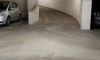 Immobilie - 1130, Wien - 1 Tiefgaragenplatz nur 2 Fußminuten (100 Meter) von U4 Station Ober St. Veit.