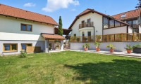 Haus - 2020, Wolfsbrunn - HOCHKARÄTIGES WOHNEN IN GRÜNRUHELAGE! WOHLFÜHL-REFUGIUM DER EXTRA KLASSE: TRADITION TRIFFT MODERNSTEN KOMFORT!