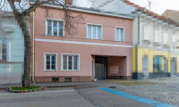Haus - 2020, Hollabrunn - Stadthaus direkt am Hollabrunner Hauptplatz mit 2 Garagen - ideal zum Wohnen & für gewerbliche Nutzungen!