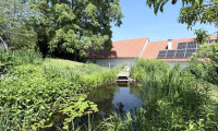 Haus - 7562, Eltendorf - Attraktives Mehrfamilienhaus mit Innenhof, Garten und Naturteich