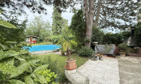 Haus - 1230, Wien - Charmantes Einfamilienhaus mit Pool, Gartenidylle und Entwicklungspotenzial in Bestlage von Wien-Mauer | ZELLMANN IMMOBILIEN