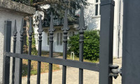 Wohnung - 1130, Wien,Hietzing - !! 1130 Wien, Speising !! Exklusive 150m2 Altbauwohnung in prachtvoller Villa mit großem Eigengarten und Pool zu vermieten!