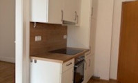 Wohnung - 8010, Graz - Klein und fein: Schön sanierte 2-Zimmer-Wohnung: Küche/Essen, kleines Bad und ein Schlafzimmer in Graz – ideal für Studierende durch die zentrale Lage! Hochparterre, fahrradabstellplatz im Freien, ohne Kellerabteil,