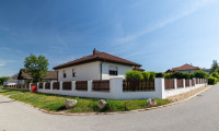 Haus - 2401, Fischamend - Gepflegter 5-Zi. Bungalow mit großen Garten in absoluter Ruhelage in Fischamend, 2.190 €/Monat!