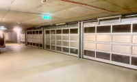 Immobilie - 1220, Wien - Abgeschlossene Doppel-Garagenbox mit Rolltor & Strom – 3. UG, nur Eigentümer, U1 Kagraner Platz