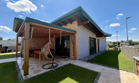 Haus - 2225, Zistersdorf - Neuwertiger Bungalow in Zistersdorf – Wohnen auf einer Ebene mit großem Garten & Pool