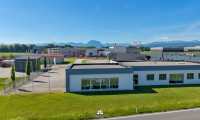 Halle / Lager / Produktion - 4846, Redlham - DEIN ZUHAUSE präsentiert: Große Gewerbefläche in Redlham mit Parkplätzen und moderner Ausstattung