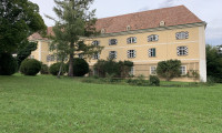 Wohnung - 2732, Strelzhof - Traumhafte 3-Zimmer Schloss-Wohnung mit Garten & KFZ Stellplätzen in Strelzhof