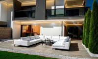 Wohnung - 8055, Graz - Luxuriöse 3-Zimmer-Gartenwohnung mit 202 m² Privatgarten, zwei Tiefgaragenplätzen und Swimmingpool-Potenzial