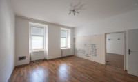 Wohnung - 1070, Wien - ++NEU++ Sanierungsbedürftige 3-Zimmer Altbauwohnung in toller Lage mit Balkonbewilligung!