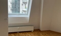 Wohnung - 8020, Graz - Lichtdurchflutete, sehr zentral gelegene 3 Zimmerwohnung- davon zwei Schlafzimmer, 1 Wohn-/ Essbereich mit Küchennische, Keller, Lift, mit Schlossbergblick, barrierefrei, nähe Südtirolerplatz