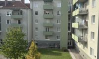 Wohnung - 4600, Wels - Derzeit in Sanierung! 3-Zimmerwohnung mit perfekter öffentlicher Verkehrsanbindung! Inkl. Kellerabteil und unbefristeter Vertrag! Heizkosten und Warmwasser inklusive! Ab 01.10.2026 verfügbar!
