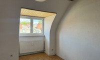 Wohnung - 8010, Graz - SANIERUNGSBEDÜRFTIGE Wohnung in 8010 Graz – top Preis: € 115.000,00 – Fünfter Stock ohne Lift, sehr gute Innenstadtlage, sehr gute Infrastruktur, mit Kellerabteil, allgemeinen Garten und Fahrradabstellplatz im Innenhof