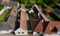 Haus - 2452, Mannersdorf am Leithagebirge - Renovierungsbedürftiges Haus mit zwei Wohneinheiten und viel Lagerfläche zu verkaufen!