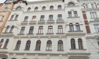 Wohnung - 1070, Wien,Neubau - Großzügige Altbauwohnung im 2. Stock mit Potenzial und Klopfbalkon in begehrter Lage!