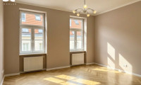 Wohnung - 1060, Wien,Mariahilf - #SQ - TOP LAGE: 2 ZIMMER ALTBAU WOHNUNG IM 3. STOCK - SANIERT, LICHTDURCHFLUTET UND IDEAL AUFGETEILT!