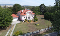 Haus - 2491, Neufeld an der Leitha - Einmalige Aussichtslage – stilvolles Wohnhaus auf über 2.000 m² mit unverbaubarem Traumblick