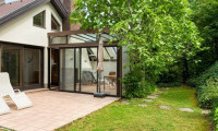Haus - 3420, Kritzendorf - Herrliche Grünruhelage am Ortsrand von Kritzendorf: charmantes Einfamilienhaus - großer Hanggarten, Südterrasse, Glasveranda mit offenem Kamin, Sauna + Carport!