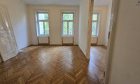 Wohnung - 1140, Wien - 3-Zimmer-Wohnung Altbauwohnung im Hochparterre mit großem Potenzial und einem bezaubernden Grünblick (über 1.000m2 Gemeinschaftsgarten)