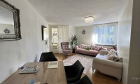 Wohnung - 6840, Götzis - Götzis - Helle Eigentumswohnung im obersten von drei Stockwerken, 3 Zimmer, Loggia mit Glasfront zum Öffnen oder Schließen, 77 m2 + 9 m2 Loggia, Gesamt 86 m2, inkl. 1 TG und 1 Kellerabteil.