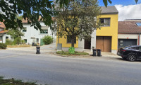Haus - 2151, Asparn an der Zaya - Nachhaltig wohnen im Weinviertel: Charmantes und gepflegtes Ziegelmassiv-Einfamilienhaus in Top-Lage von Asparn - nahe Mistelbach: 4 Zimmer + separate Küche, Garage, Dämmung & Kunststofffenster um nur 199.900 €