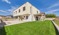 Haus - 2722, Weikersdorf am Steinfelde - ERSTBEZUG IN WEIKERSDORF | 135 M² | GARTEN, PV, KLIMA & 2 BÄDER