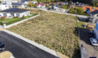 Grundstück - 2851, Krumbach - Sonniger Baugrund mit Weitblick in Krumbach – voll aufgeschlossen in ruhiger Siedlungslage