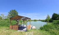 Haus - 2054, Alberndorf im Pulkautal - Holzhaus mit Garten und privatem Seezugang – Wohnen, wo andere Urlaub machen!