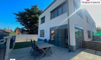 Haus - 2201, Gerasdorf - ARCHITEKTONISCHE ELEGANZ AUF 3 EBENEN – DESIGNER-DOPPELHAUSHÄLFTE MIT TERRASSEN, LUXUSKÜCHE & 7 ZIMMERN (BJ 2017)