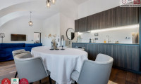 Wohnung - 1190, Wien - Leben im historischen „Freihof“ in Döbling: großzügige 3 Zimmer Wohnung mit Blick auf die Donau - Optional mit Parkplatz & Garten mit Pool