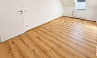 Wohnung - 5163, Mattsee - K3 - Mattsee -  Modernisierte Dachgeschosswohnung  inkl. Carport – Wohnen mit Charme!!!