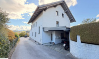 Haus - 5201, Seekirchen am Wallersee - Mehrparteienhaus mit drei Wohnungen, Garten, Carport & großzügigen Nebenflächen sowie Dachterrasse in Seekirchen