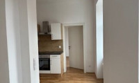 Wohnung - 8010, Graz - Klein und fein: Schön sanierte 2-Zimmer-Wohnung: Vorraum Küche/Essen, kleines Bad und ein Schlafzimmer in Graz – ideal für Studierende durch die zentrale Lage! Hochparterre, Fahrradabstellplatz im Freien, ohne Kellerabteil,