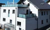 Haus - 5201, Seekirchen am Wallersee - Mehrparteienhaus mit drei Wohnungen, Garten, Carport & großzügigen Nebenflächen sowie Dachterrasse in Seekirchen